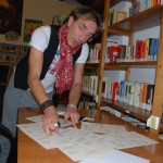 Alessandro Assiri timbra e firma le prime copie di M.L.D.S. atto primo e atto secondo, secondo documento che compone il "Manifesto dal sottosuolo.